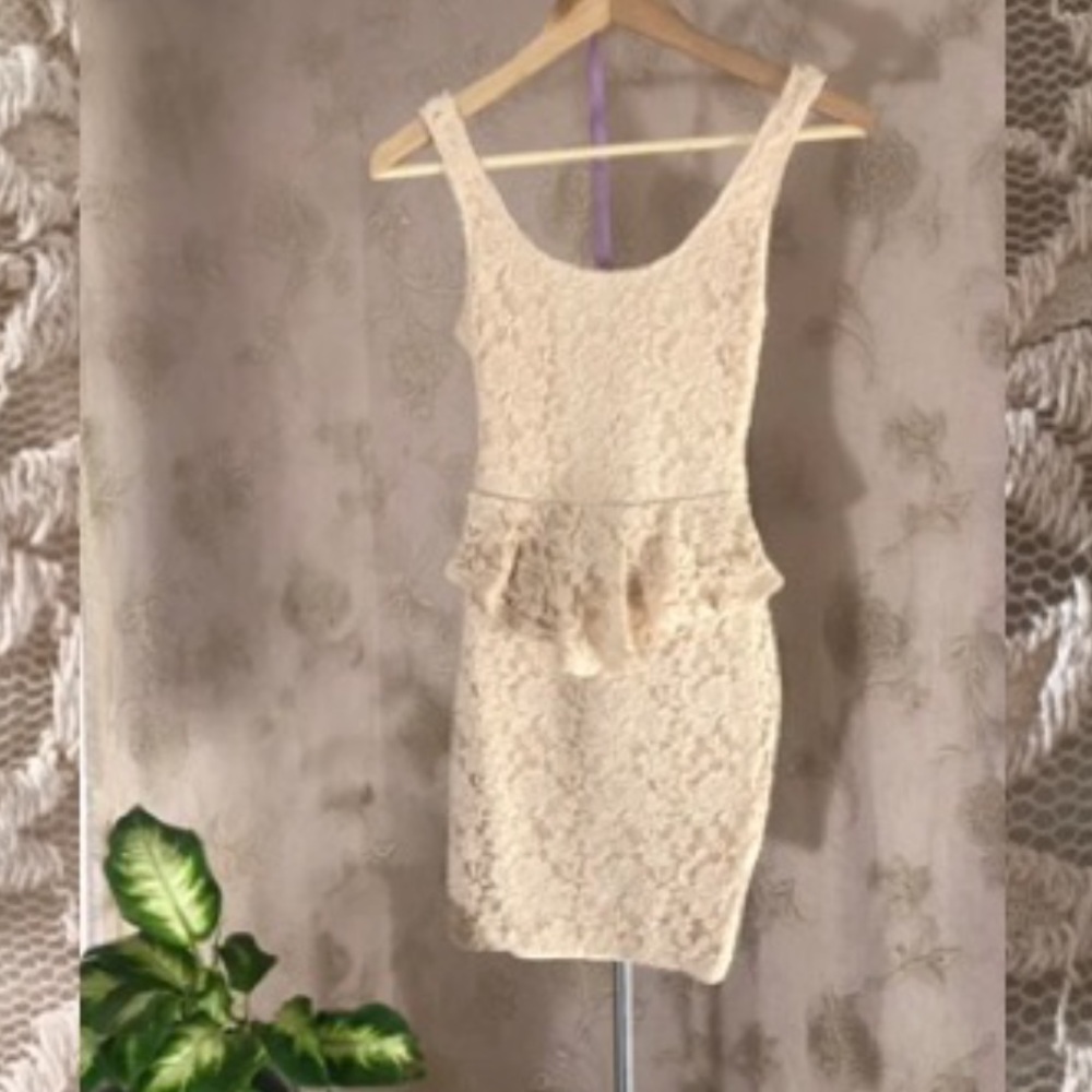 Super sexy lace peplum dress - Picture 1 of 5